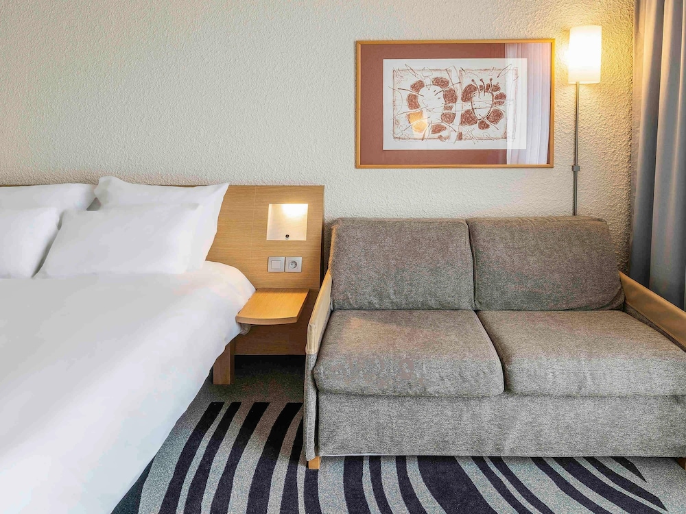 Habitación Superior con 1 cama doble y 1 sofá - cama individual del hotel Novotel Valenciennes. Foto 1