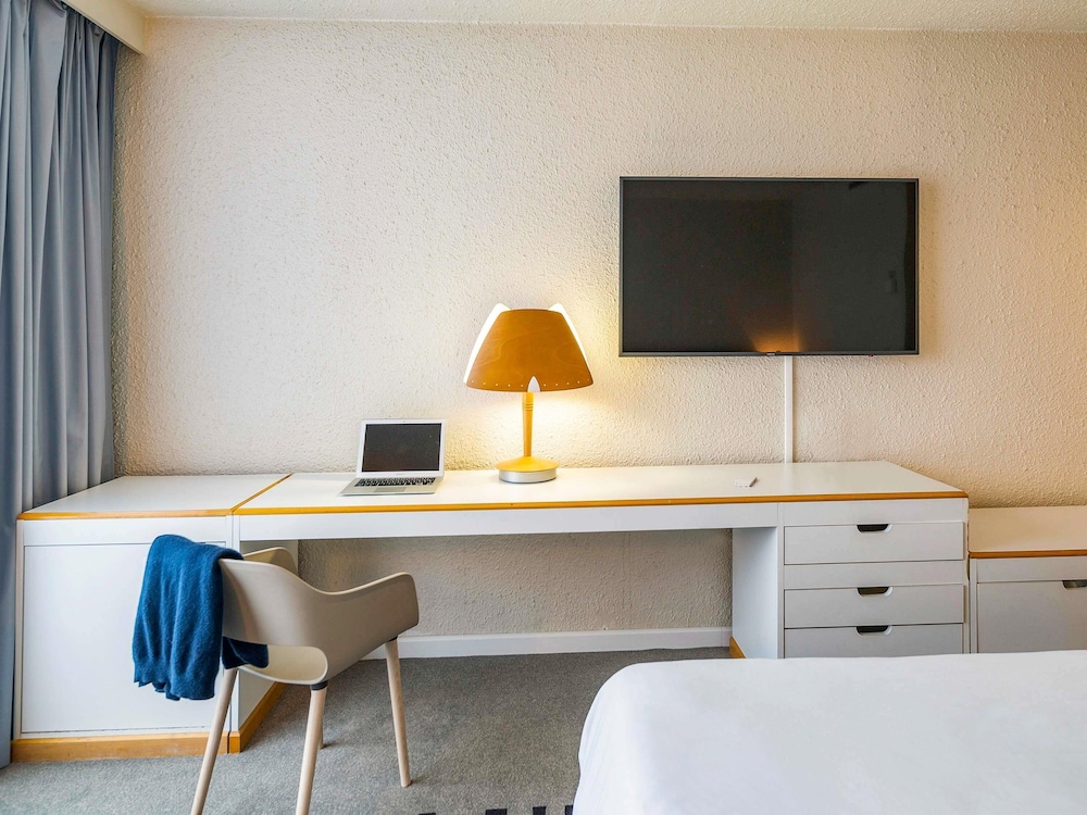 Habitación Clásica con 1 cama doble y 1 sofá - cama individual del hotel Novotel Valenciennes. Foto 2