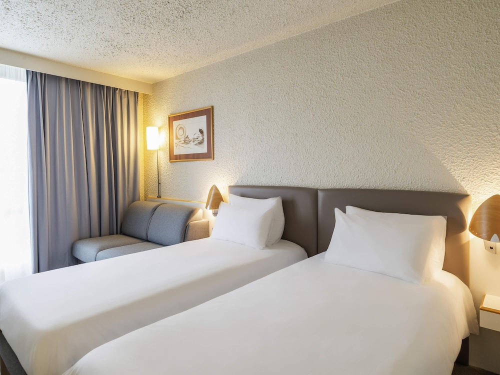 Habitación Clásica con dos camas individuales y 1 sofá - cama individual del hotel Novotel Valenciennes