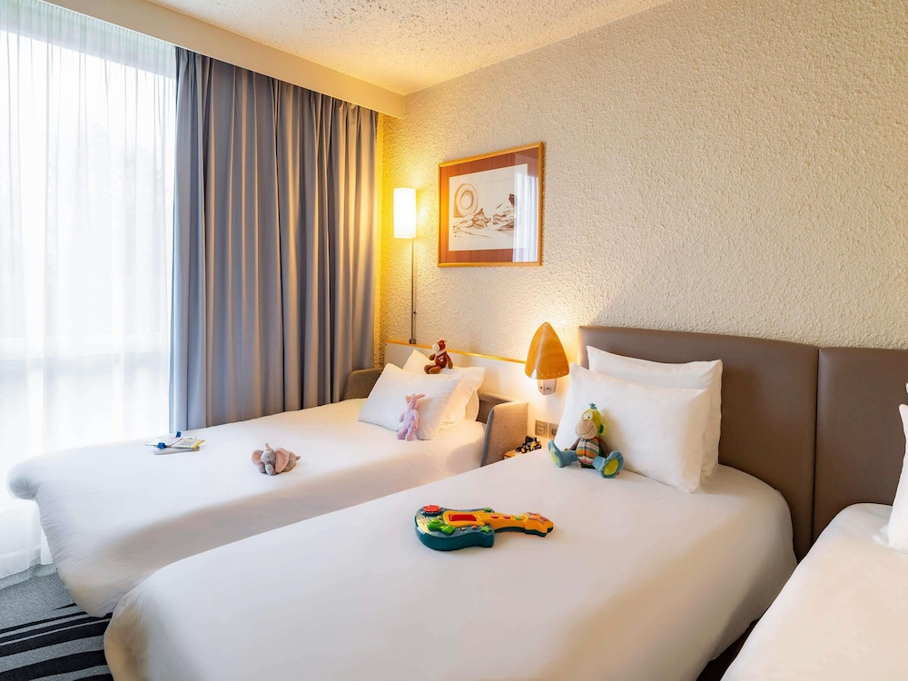 Habitación Clásica con dos camas individuales y 1 sofá - cama individual del hotel Novotel Valenciennes. Foto 1