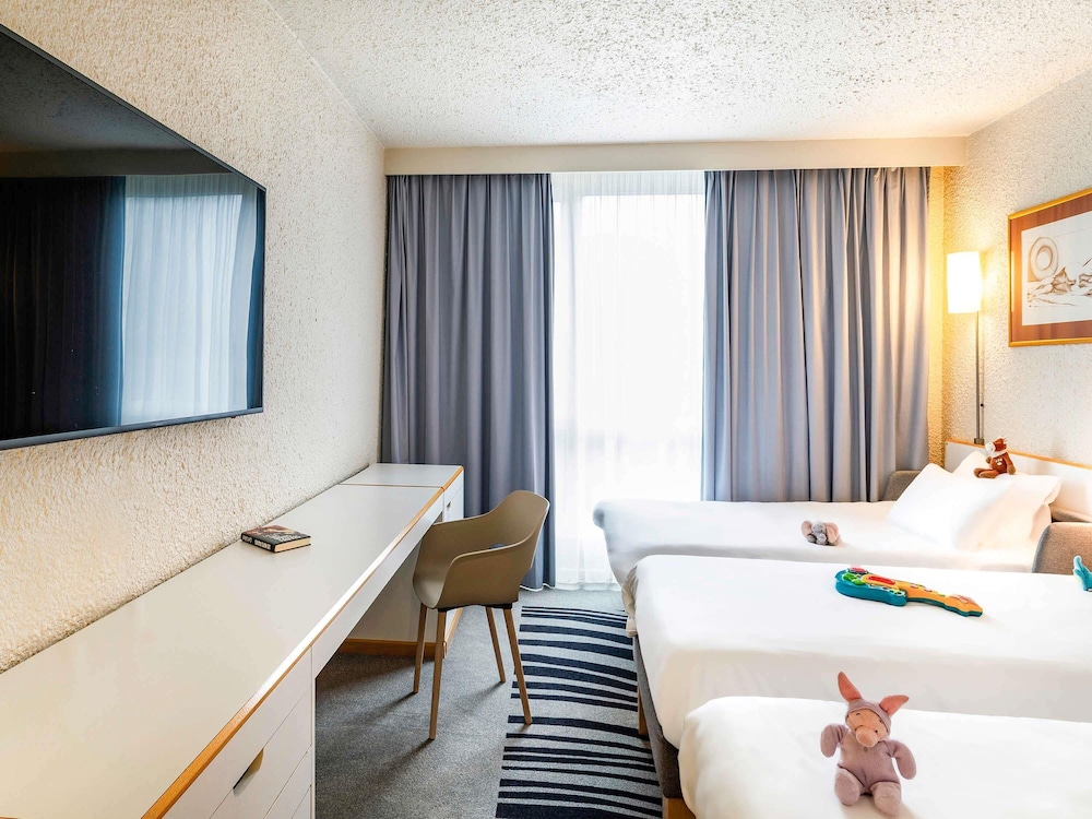 Habitación Clásica con dos camas individuales y 1 sofá - cama individual del hotel Novotel Valenciennes. Foto 3