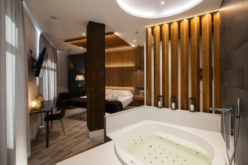 Habitación Doble Premium con jacuzzi del hotel Vitium Urban Suites. Foto 4