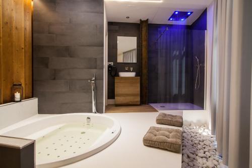 Habitación Doble Premium con jacuzzi del hotel Vitium Urban Suites. Foto 5