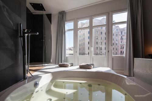 Habitación Doble Premium con jacuzzi del hotel Vitium Urban Suites. Foto 9