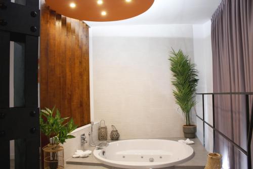 Habitación Doble Deluxe con bañera de hidromasaje del hotel Vitium Urban Suites