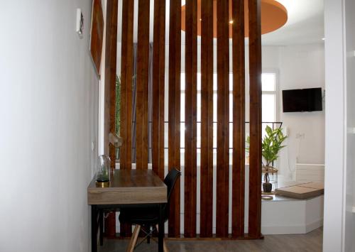 Habitación Doble Deluxe con bañera de hidromasaje del hotel Vitium Urban Suites. Foto 1