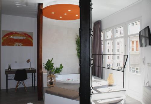 Habitación Doble Deluxe con bañera de hidromasaje del hotel Vitium Urban Suites. Foto 2
