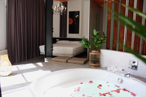 Habitación Doble Deluxe con bañera de hidromasaje del hotel Vitium Urban Suites. Foto 3