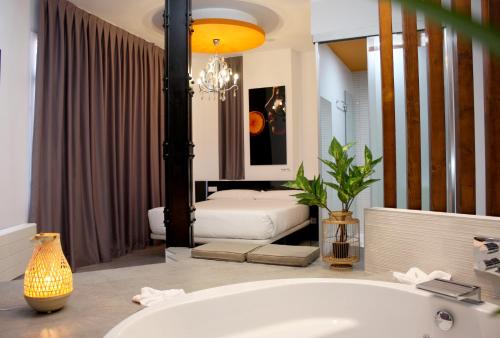 Habitación Doble Deluxe con bañera de hidromasaje del hotel Vitium Urban Suites. Foto 5