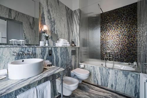 Habitación Deluxe con cama extragrande del hotel The Adria. Foto 3