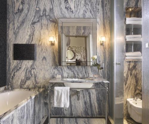 Habitación Executive con cama extragrande del hotel The Adria