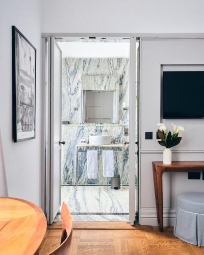 Habitación Executive con cama extragrande del hotel The Adria. Foto 4