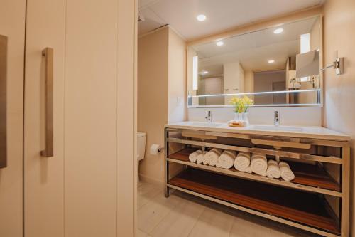 Suite Island con cama extragrande y sofá del hotel Renaissance Wind Creek Aruba Resort. Foto 8