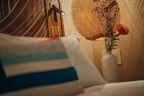 Suite Island con cama extragrande y sofá del hotel Renaissance Wind Creek Aruba Resort. Foto 16