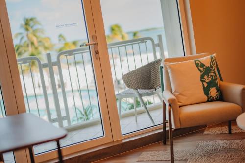 Suite Ocean con cama extragrande y sofá del hotel Renaissance Wind Creek Aruba Resort. Foto 3