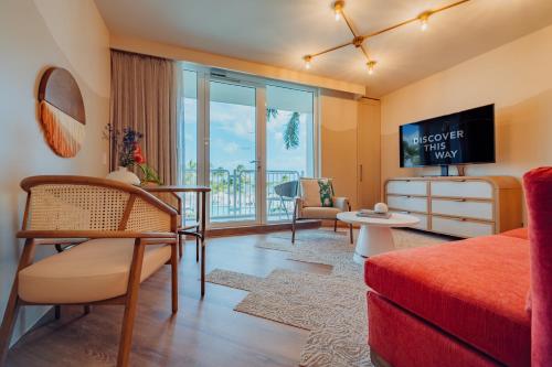 Suite Ocean con cama extragrande y sofá del hotel Renaissance Wind Creek Aruba Resort. Foto 4