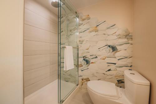 Suite Ocean con cama extragrande y sofá del hotel Renaissance Wind Creek Aruba Resort. Foto 10