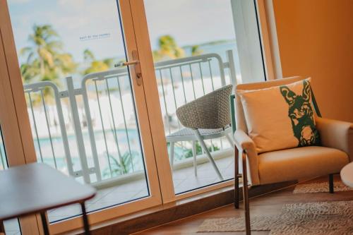 Suite Ocean con cama extragrande y sofá del hotel Renaissance Wind Creek Aruba Resort. Foto 15