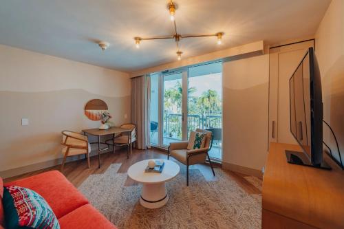 Suite Ocean con cama extragrande y sofá del hotel Renaissance Wind Creek Aruba Resort. Foto 16