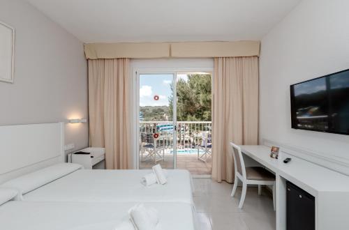 Habitación Doble con vistas a la piscina del hotel Club Aguamarina. Foto 3