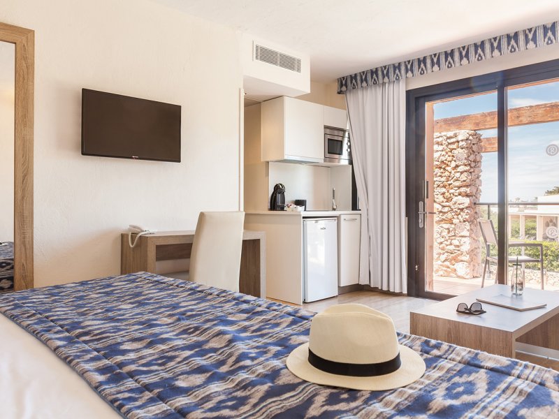 Habitación doble del hotel Menorca Binibeca By Pierre and Vacances Premium Adults Only. Foto 2