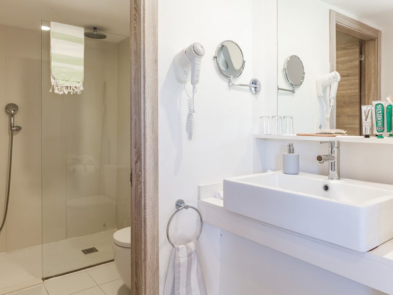 Habitación doble del hotel Menorca Binibeca By Pierre and Vacances Premium Adults Only. Foto 3