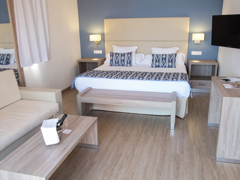 Habitación doble Vista Mar del hotel Menorca Binibeca By Pierre and Vacances Premium Adults Only. Foto 3