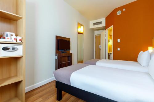 Habitación Doble Estándar - 2 camas del hotel Ibis Istanbul Esenyurt. Foto 4