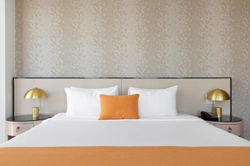 Suite con cama extragrande del hotel The Parc. Foto 2