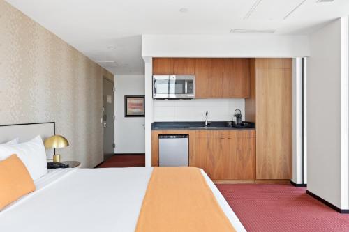 Suite con cama extragrande del hotel The Parc. Foto 3