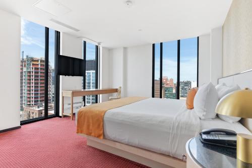 Suite con cama extragrande del hotel The Parc. Foto 4