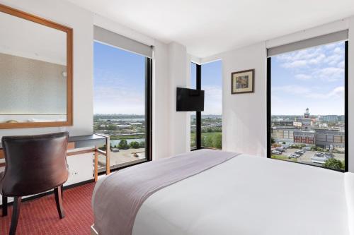 Suite con cama grande del hotel The Parc