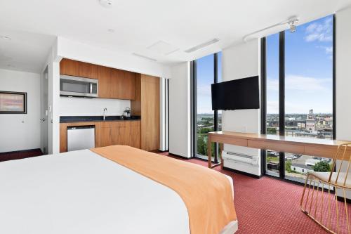 Suite con cama extragrande del hotel The Parc. Foto 1