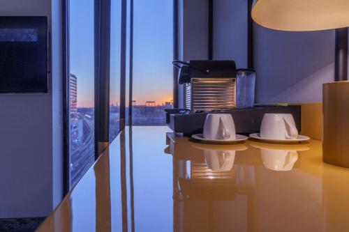 Habitación Deluxe con cama extragrande del hotel The Parc. Foto 2