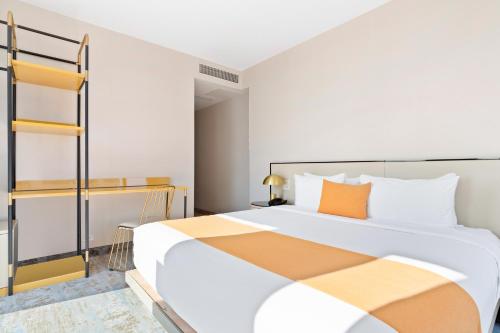 Habitación Deluxe adaptada para personas de movilidad reducida - 1 cama extragrande del hotel The Parc. Foto 2