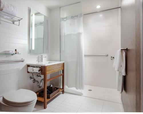 Habitación Deluxe adaptada para personas de movilidad reducida - 1 cama extragrande del hotel The Parc. Foto 3