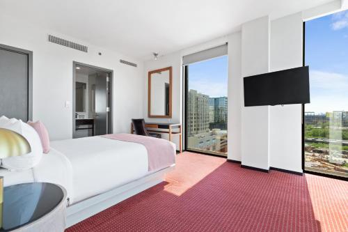 Suite con cama grande del hotel The Parc. Foto 1