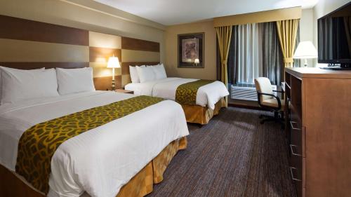 Habitación con 2 camas grandes y bañera de hidromasaje - Adaptada para personas con discapacidad/No fumadores del hotel Best Western Flushing-LaGuardia