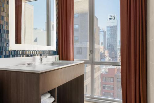 Suite King del hotel Courtyard By Marriott Manhattan Chelsea. Foto 2