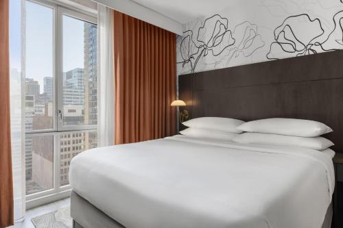 Suite Executive con cama King del hotel Courtyard By Marriott Manhattan Chelsea. Foto 1