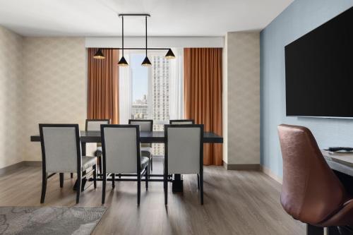 Suite Executive con cama King del hotel Courtyard By Marriott Manhattan Chelsea. Foto 2