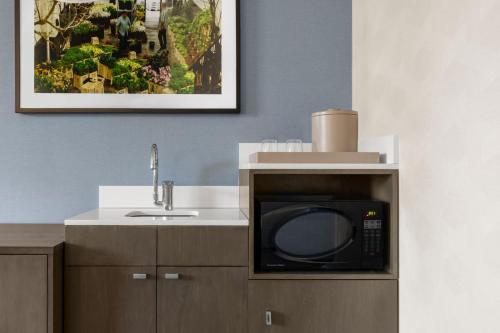 Suite Executive con cama King del hotel Courtyard By Marriott Manhattan Chelsea. Foto 3