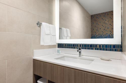 Suite Executive con cama King del hotel Courtyard By Marriott Manhattan Chelsea. Foto 4