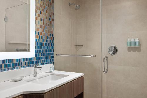 Suite Executive con cama King del hotel Courtyard By Marriott Manhattan Chelsea. Foto 5