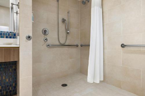 Habitación Doble con 2 camas dobles y bañera - Adaptada para personas con movilidad reducida del hotel Courtyard By Marriott Manhattan Chelsea. Foto 4