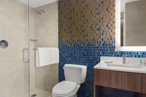 Suite familiar doble de 1 dormitorio con bañera - Accesible para movilidad y audición del hotel Courtyard By Marriott Manhattan Chelsea. Foto 2