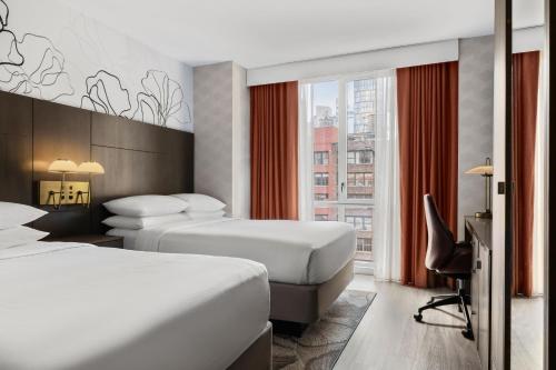 Habitación Doble con ducha accesible en silla de ruedas - Adaptada para personas con problemas de movilidad/discapacidad auditiva - 2 camas dobles del hotel Courtyard By Marriott Manhattan Chelsea