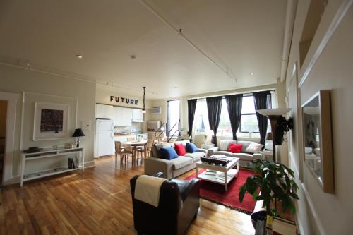Suite de 2 dormitorios con terraza del hotel The Box House Hotel Brooklyn