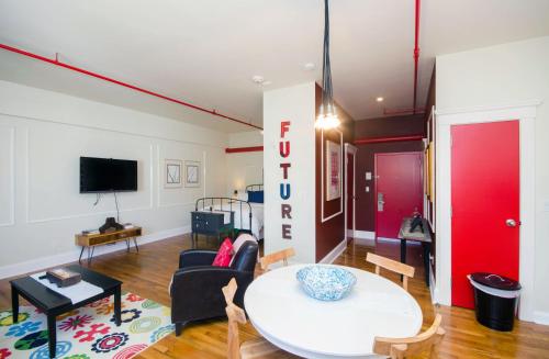 Suite Loft con terraza del hotel The Box House Hotel Brooklyn. Foto 6