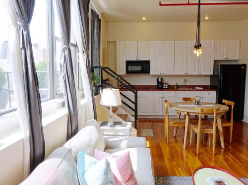 Suite de 1 dormitorio con terraza del hotel The Box House Hotel Brooklyn. Foto 1